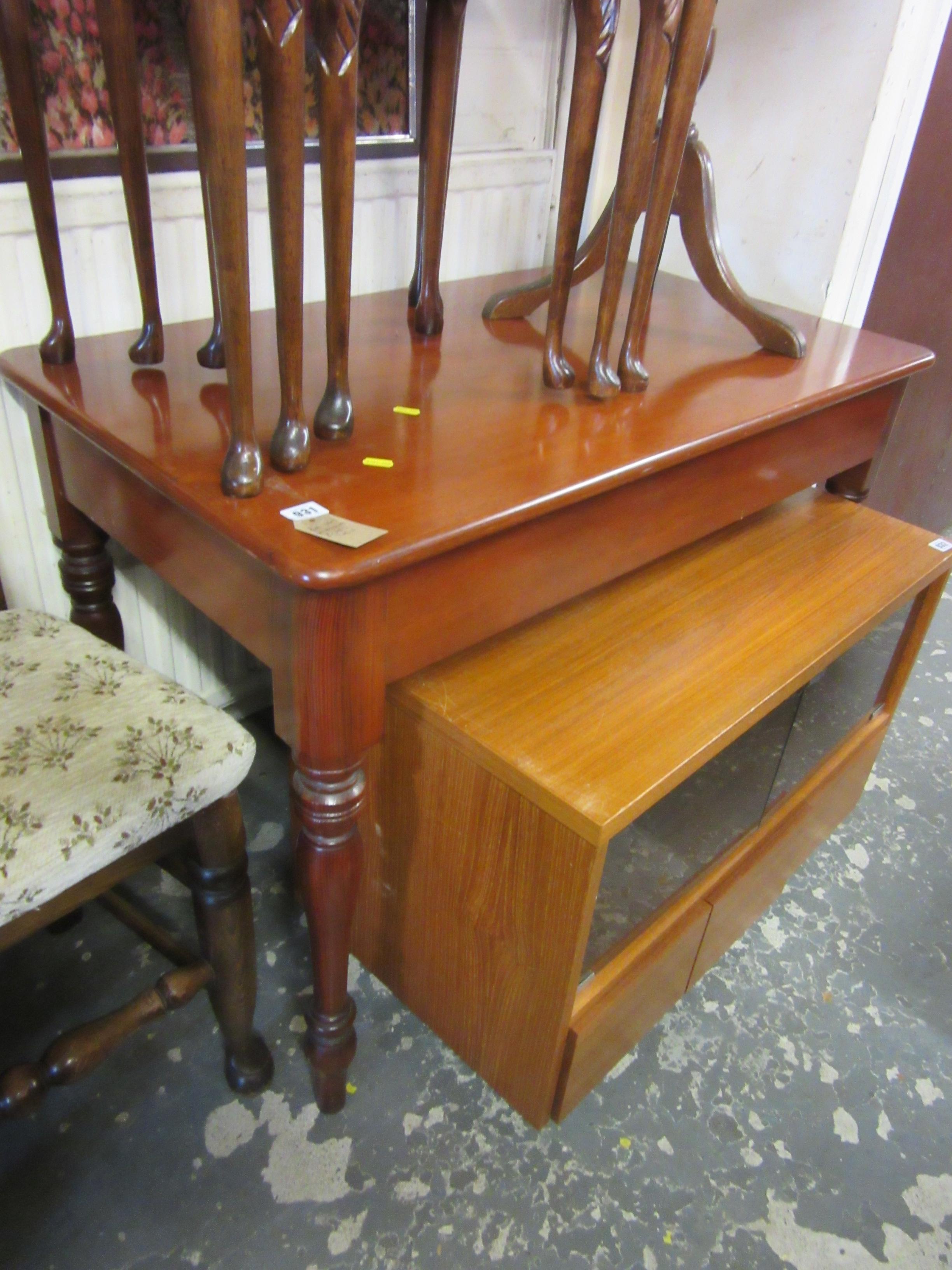 SMALL MAHOGANY SIDE TABLE Image