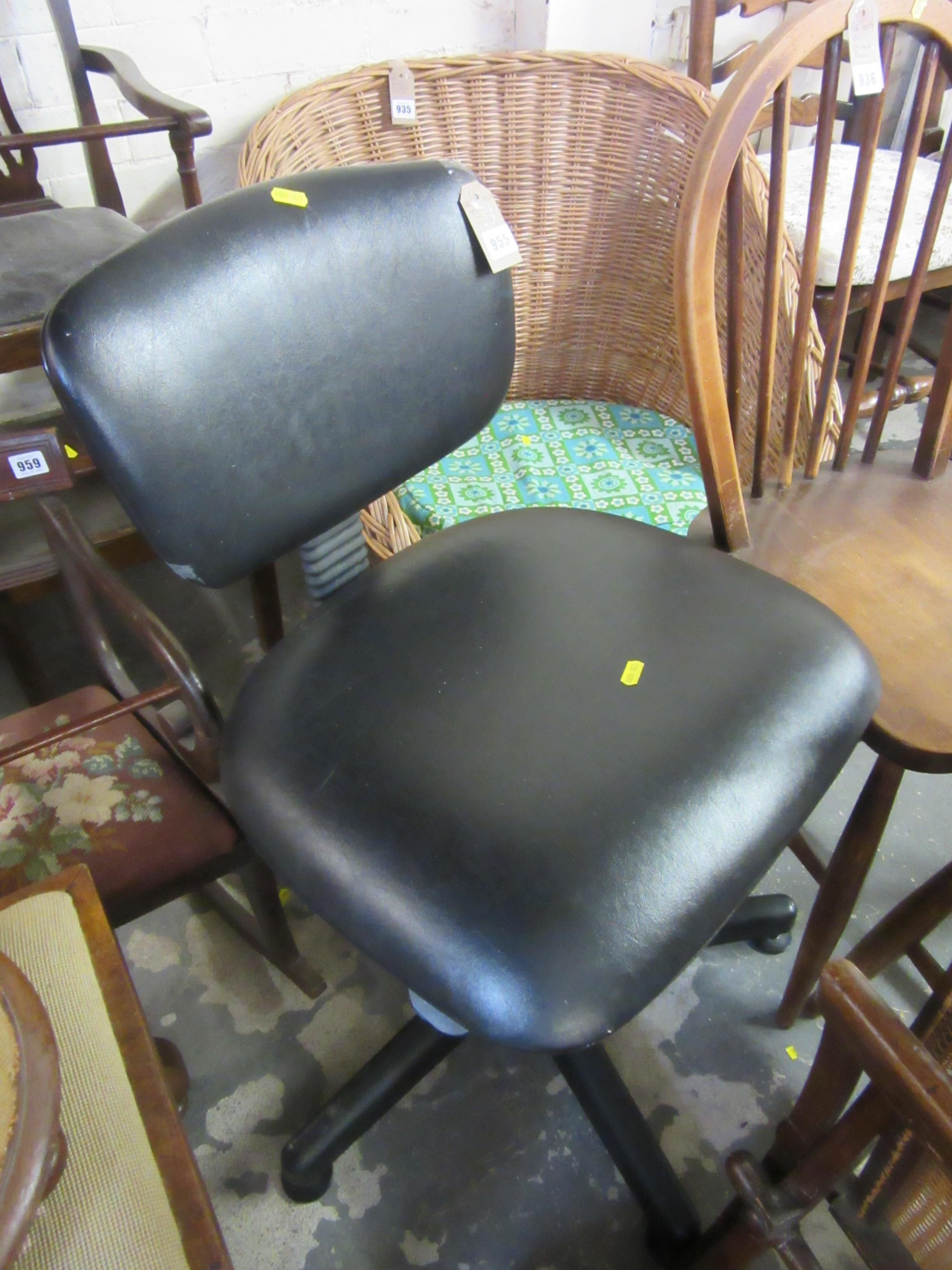 OFFICE SWIVEL CHAIR Image