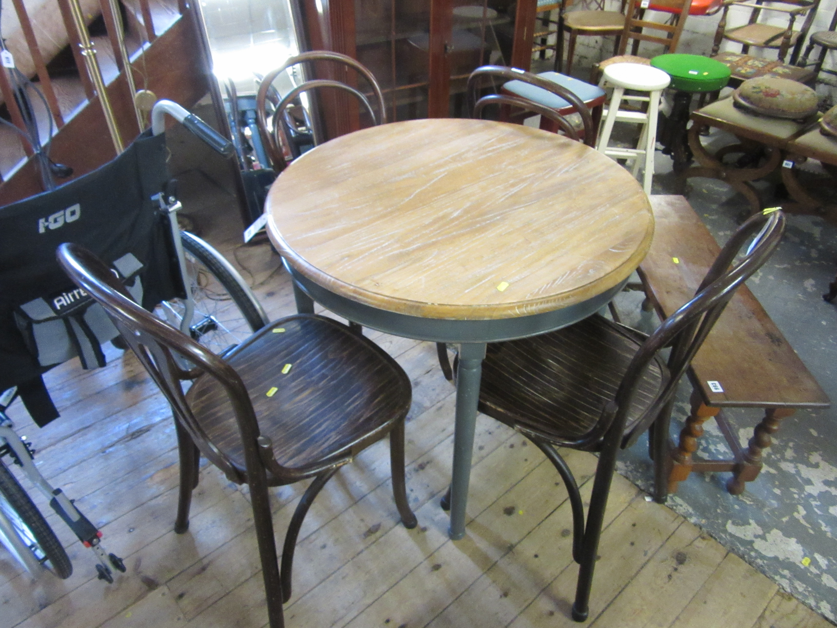 CIRCULAR TABLE Image