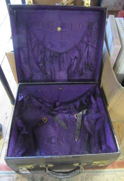 TRAVELLING DRESSING CASE Image