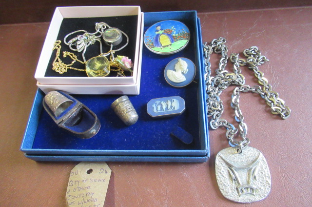 QUANTITY OF SILVER AND OTHER JEWELLERY INCLUDING WEDGWOOD BROOCH ETC Image