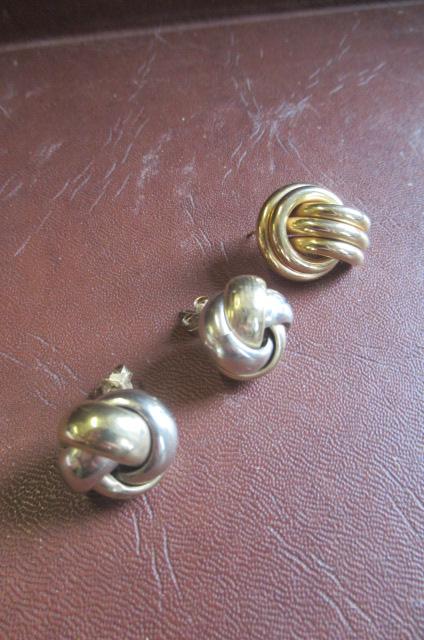PAIR OF 9CT GOLD KNOT EARRINGS ETC Image