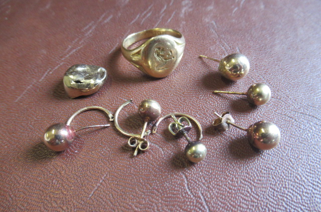 GOLD RING AND EARRINGS Image