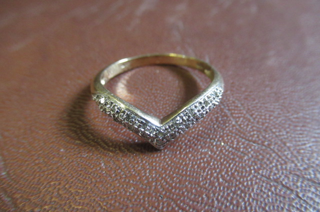 9CT GOLD AND DIAMOND WISH BONE RING Image