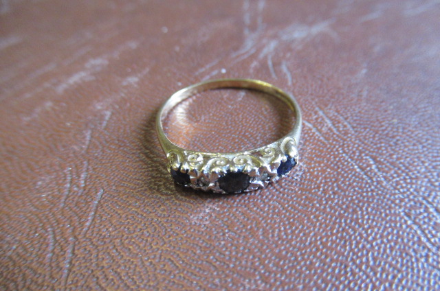 9CT GOLD SAPPHIRE AND DIAMOND RING Image