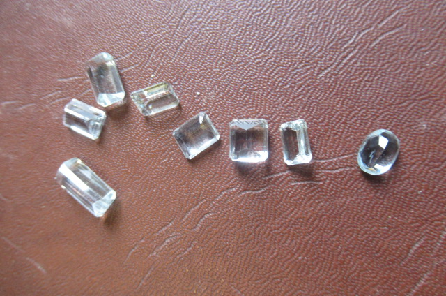 EIGHT AQUAMARINE STONES (3g) Image