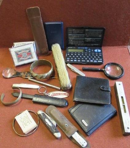 BOX OF COLLECTABLES INCLUDING PEN KNIFE ETC Image