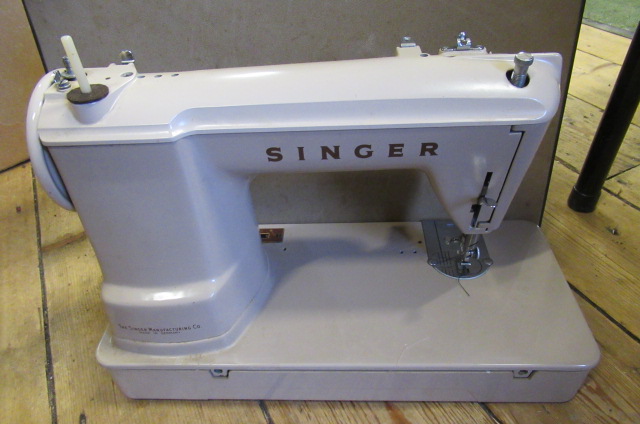 SINGER SEWING MACHINE Image