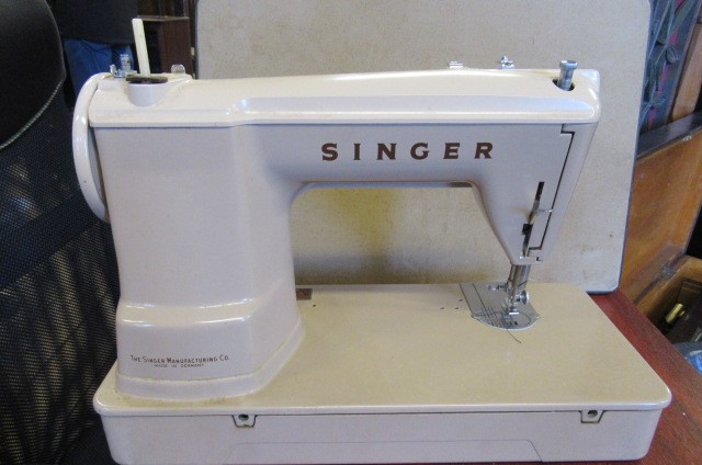 SINGER SEWING MACHINE Image