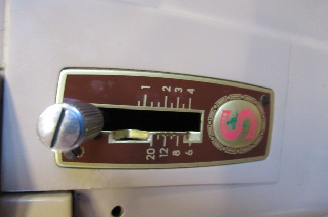 SINGER SEWING MACHINE Image