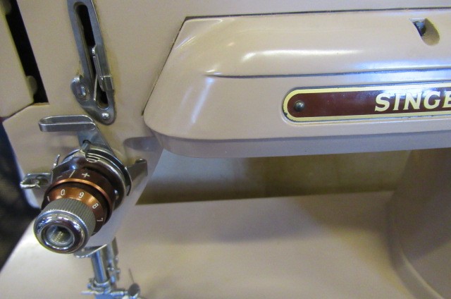 SINGER SEWING MACHINE Image