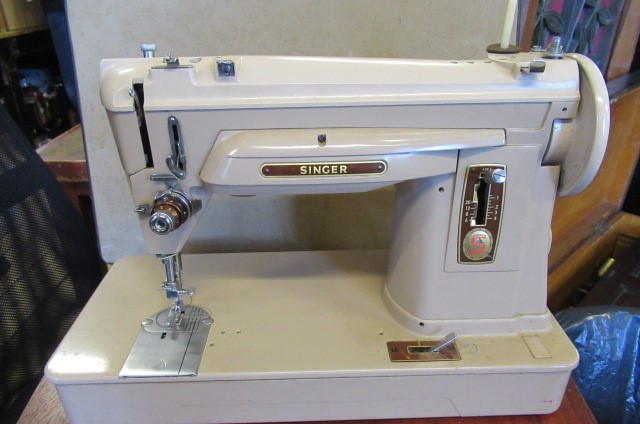 SINGER SEWING MACHINE Image