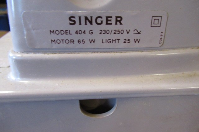 SINGER SEWING MACHINE Image