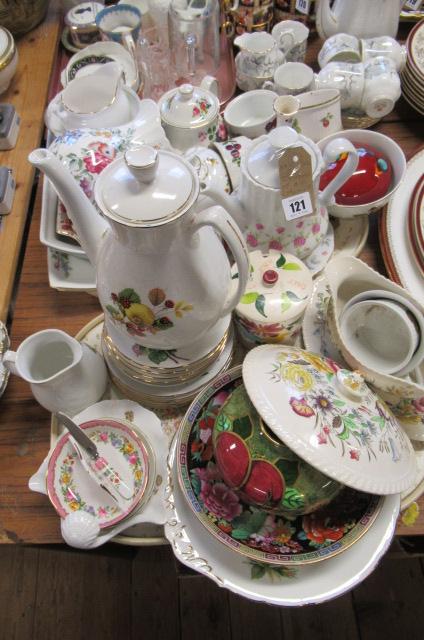 TWO TRAYS OF MISCELLANEOUS CERAMICS Image