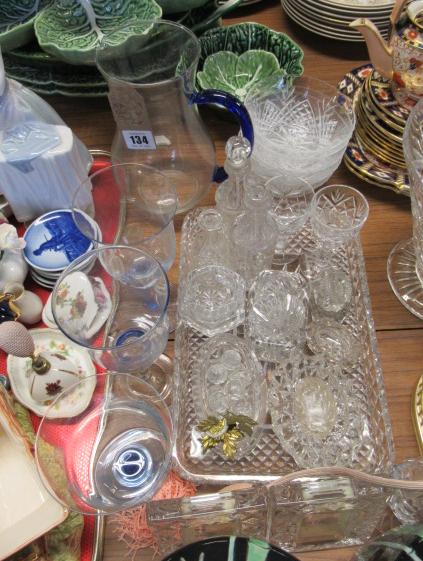 QUANTITY OF GLASS Image