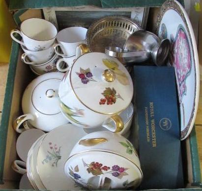 BOX OF MISCELLANEOUS ITEMS Image