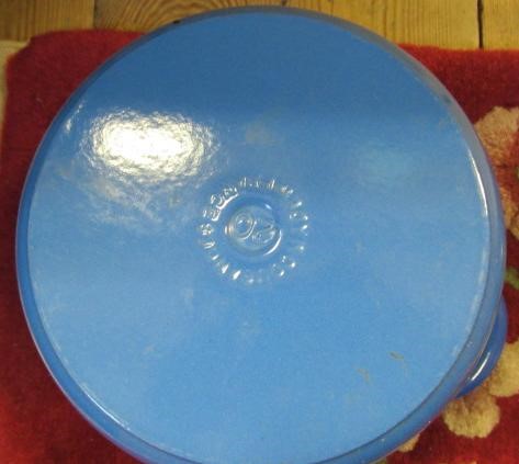 BOX OF LE CREUSET DISHES ETC Image