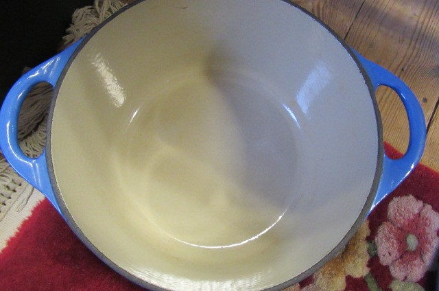 BOX OF LE CREUSET DISHES ETC Image