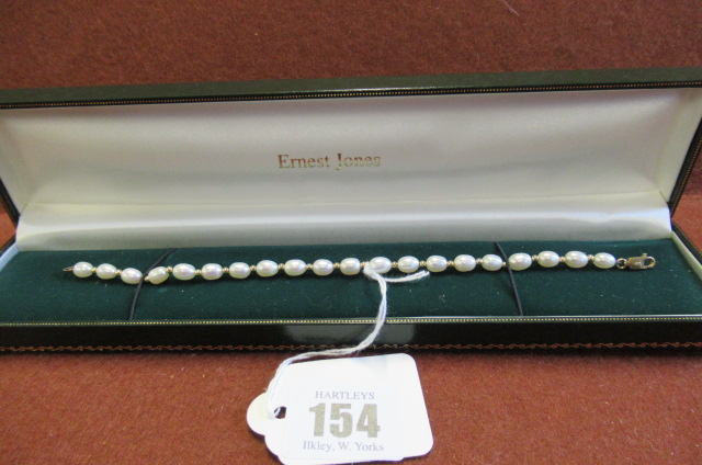 FRESH WATER PEARL BRACELET WITH 9CT CLASP Image