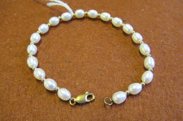 FRESH WATER PEARL BRACELET WITH 9CT CLASP Image