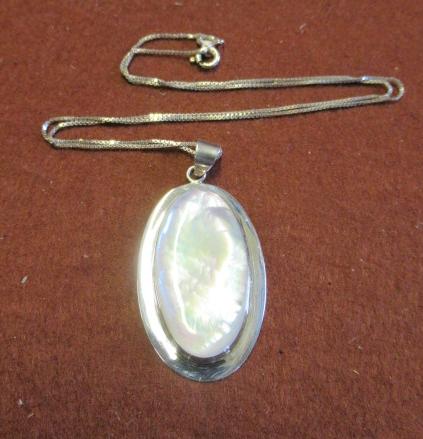 SILVER PEARL PENDANT ON SILVER CHAIN Image