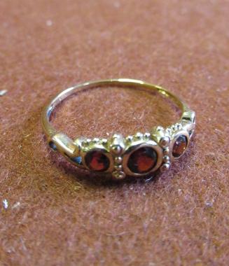 9CT GOLD AND GARNET SET RING Image