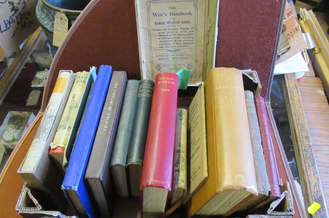 SMALL BOX OF COLLECTABLE BOOKS  Image