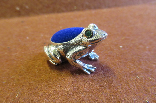 SILVER FROG PIN CUSHION Image