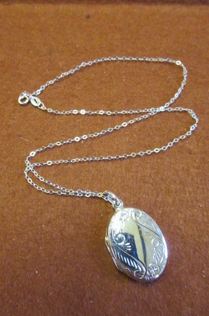 SILVER LOCKET ON SILVER CHAIN Image
