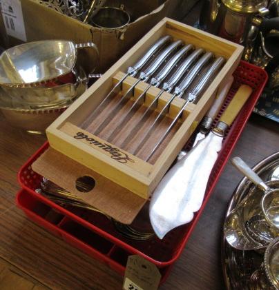 QUANTITY OF CUTLERY Image