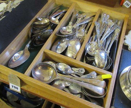 QUANTITY OF CUTLERY Image