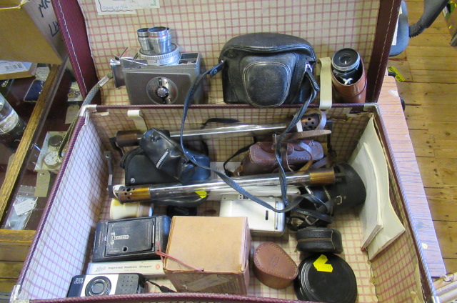 VINTAGE SUITCASE AND CONTENTS INCLUDING CAMERAS Image