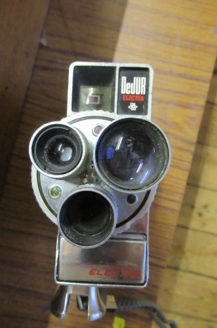 VINTAGE SUITCASE AND CONTENTS INCLUDING CAMERAS Image