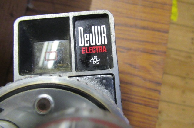 VINTAGE SUITCASE AND CONTENTS INCLUDING CAMERAS Image