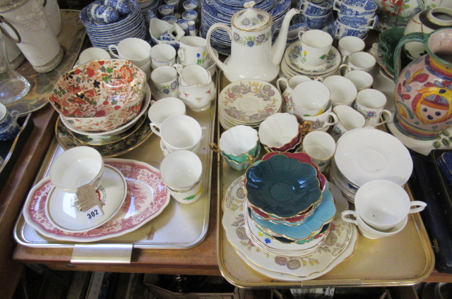TWO TRAYS OF CERAMICS INCLUDING TEA WARE ETC Image