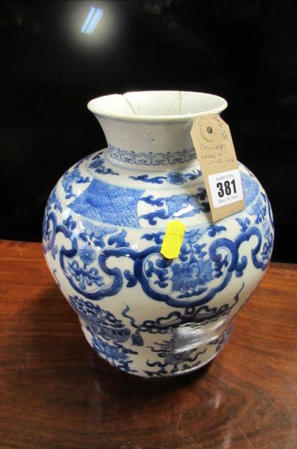 CHINESE BLUE AND WHITE VASE Image