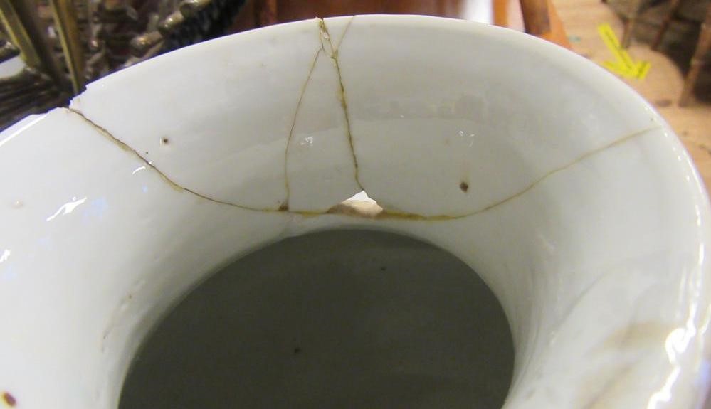 CHINESE BLUE AND WHITE VASE Image