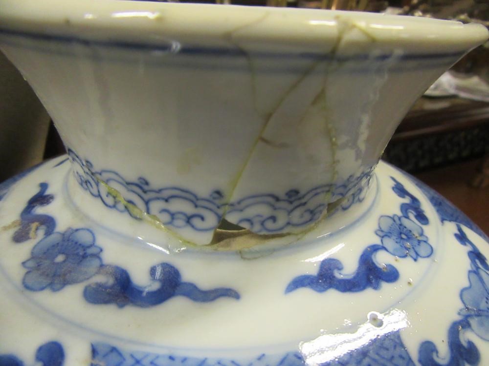 CHINESE BLUE AND WHITE VASE Image