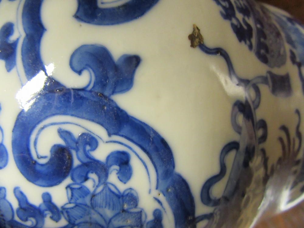CHINESE BLUE AND WHITE VASE Image