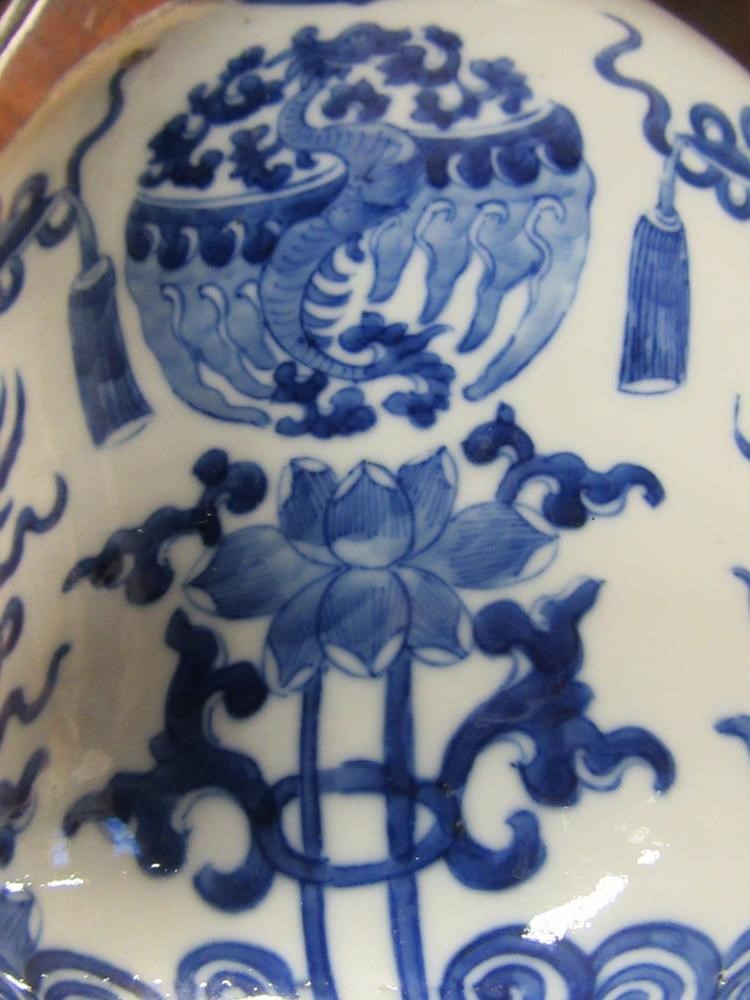 CHINESE BLUE AND WHITE VASE Image