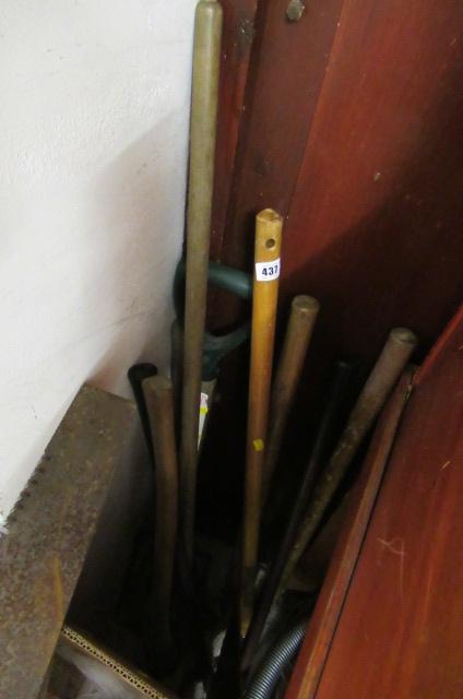 QUANTITY OF GARDEN TOOLS Image