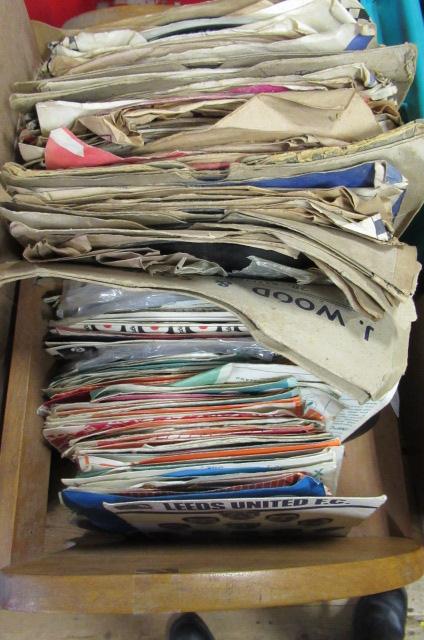 QUANTITY OF RECORDS INCLUDING 78S AND SINGLES Image