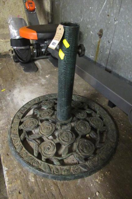 GREEN METAL GARDEN PARASOL STAND Image