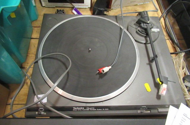 TECHNICS TURNTABLE AND SOUND SYSTEM Image