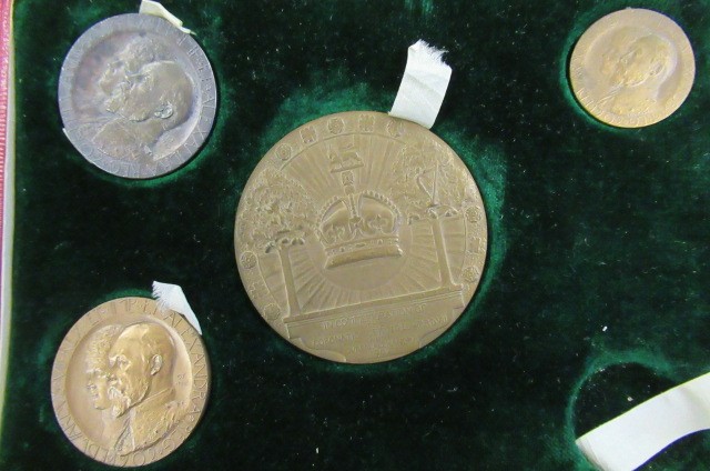 THREE CASED COINS AND MEDALS INCLUDING MAUNDY MONEY Image