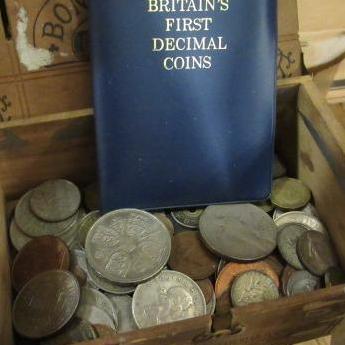 BOX OF BRITISH AND FOREIGN COINS Image