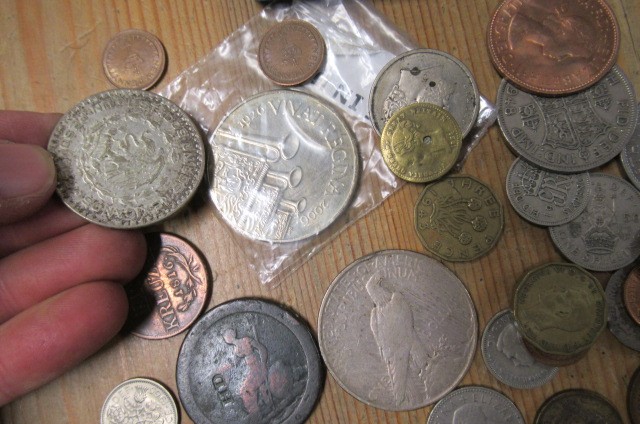 BOX OF BRITISH AND FOREIGN COINS Image