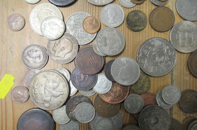 BOX OF BRITISH AND FOREIGN COINS Image