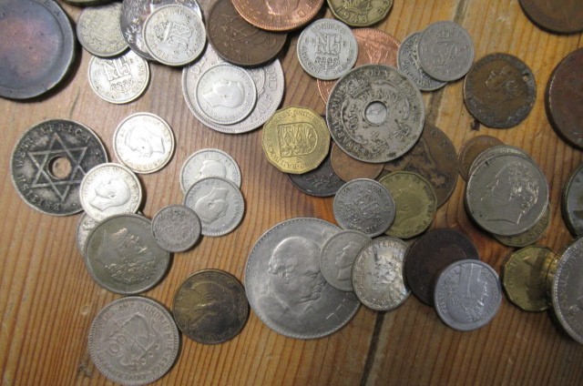 BOX OF BRITISH AND FOREIGN COINS Image
