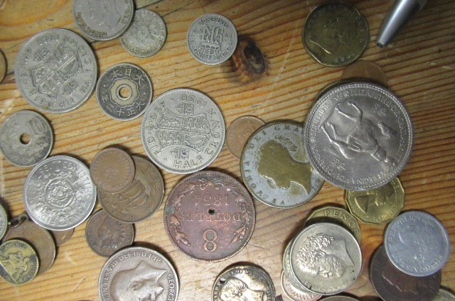 BOX OF BRITISH AND FOREIGN COINS Image